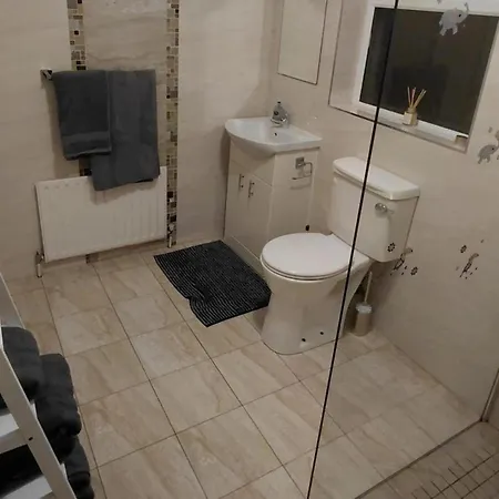 4 Bedroom House Sleeps 8 -pets Welcome -fireplace 度假居